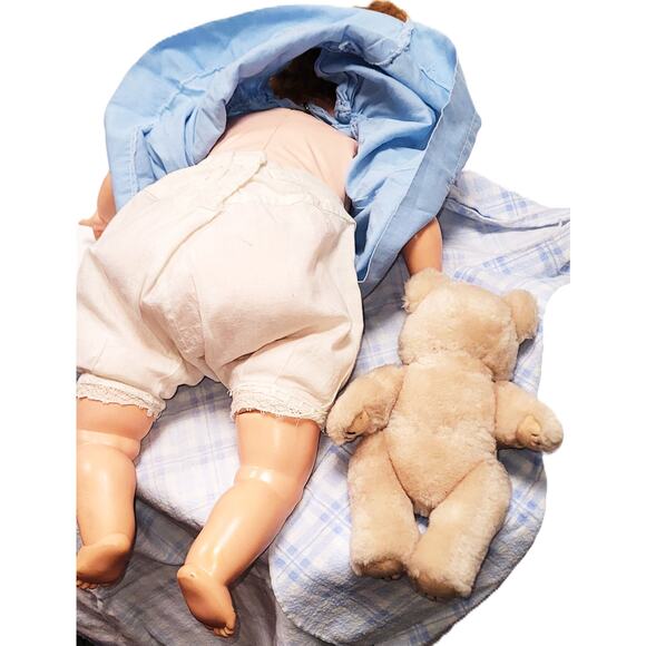 20" Vintage "Cuddles Up" Drink, Wet, Cry~Oil Cloth & Vinyl Baby W/Bear, Blanket - Picture 9 of 12